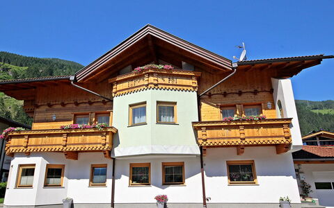 Marina: Sky, Property, Building, Window, Leisure, Tree, Facade, Real Estate