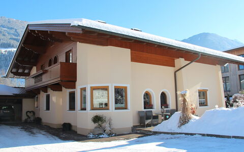 Hippach 170: Sky, Building, Property, Plant, Snow, Window, Shade, House, Architecture, Cottage