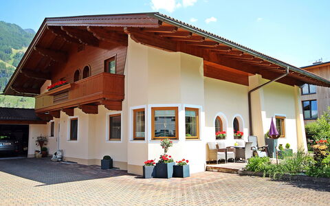 Hippach 170: Sky, Plant, Property, Building, Window, Cloud, Flowerpot, Shade, House, Urban Design