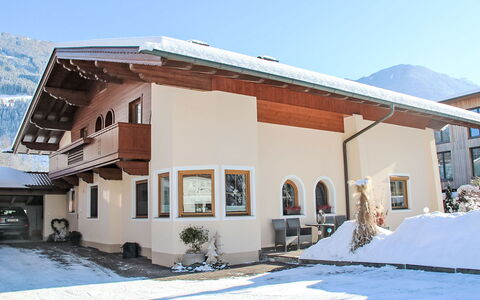 Hippach 170: Sky, Building, Property, Snow, Window, Plant, House, Shade, Neighbourhood, Residential Area