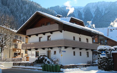 Mayrhofen 300: Mountain, Building, Sky, Snow, Property, Cloud, Window, Plant, House, Tree