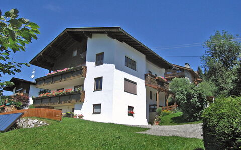 Straif: Sky, Plant, Building, Window, Tree, House, Land Lot, Grass, Residential Area