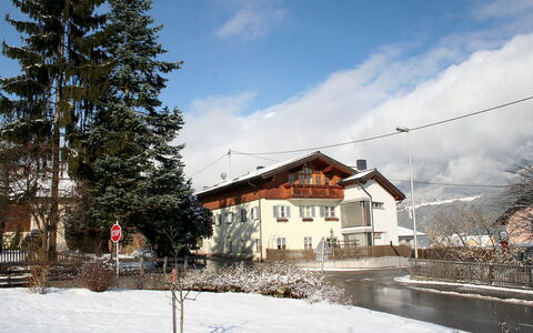 Gruber: Cloud, Sky, Building, Plant, Window, Snow, House, Slope, Tree, Larch