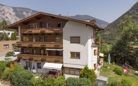 Bichleregg: Sky, Plant, Building, Property, Window, Mountain, Tree, House, Land Lot, Neighbourhood