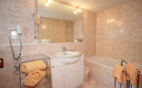 Casa Hubertus: Bathroom, Property, Room, Tile, Interior Design, Building, Wall, Floor, Real Estate, Architecture