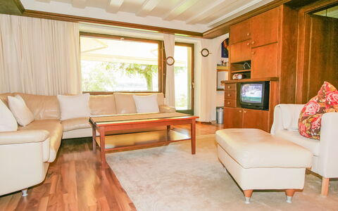 Casa Hubertus: Furniture, Comfort, Wood, Interior Design, Architecture, Couch, Building, Living Room, Floor, Table