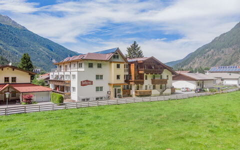 Längenfeld 100: Cloud, Sky, Building, Mountain, Plant, House, Natural Landscape, Tree, Window, Land Lot