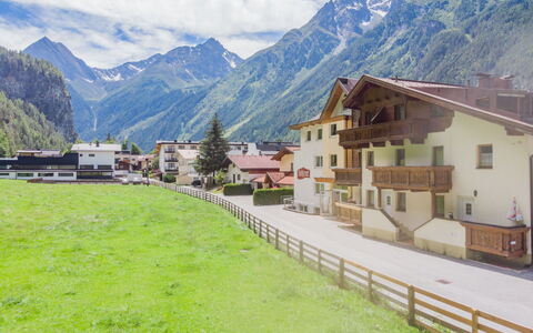 Längenfeld 100: Mountain, Sky, Cloud, Building, Property, Ecoregion, Window, Plant, Nature, Natural Landscape