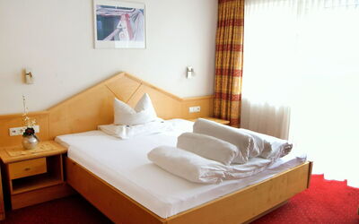 Accommodation:&nbsp;Falkner 100.11