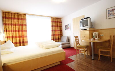 Accommodation:&nbsp;Falkner 100.11