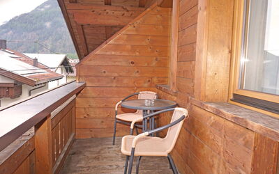Accommodation:&nbsp;Falkner 100.7
