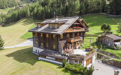 Sölden 200: Plant, Building, Tree, Window, Natural Landscape, House, Land Lot, Wood, Cottage, Grass