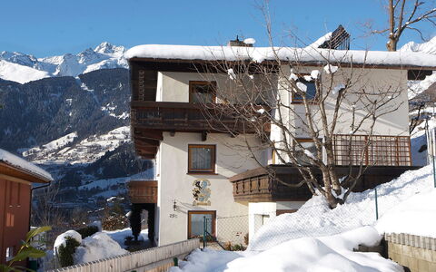 Pesjak: Sky, Building, Snow, Window, Mountain, Slope, House, Tree, Cottage, Plant