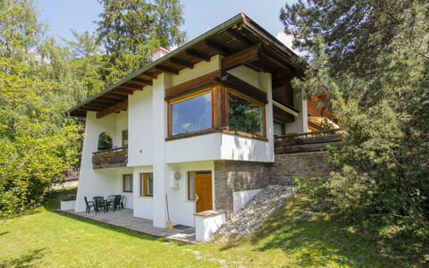 Mader: Plant, Sky, Window, Building, Tree, House, Wood, Land Lot, Slope
