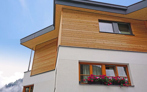 Apart M&M: Sky, Building, Property, Window, Plant, Wood, Cloud, Flower, Wall