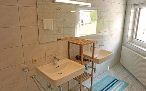 Apart M&M: Tap, Window, Sink, Plumbing Fixture, Wood, Interior Design, Flooring, Floor, Building