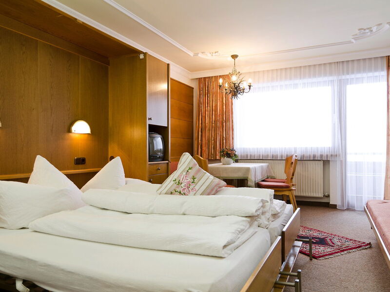 Accommodation:&nbsp;Zangerle 100.3