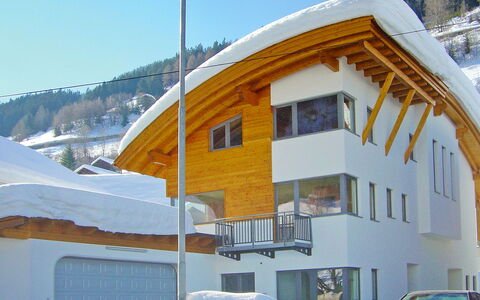 Höferau: Sky, Snow, Building, Daytime, Property, Window, White, Light, Vehicle