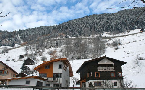 Höferau: Snow, Winter, Mountain Village, Mountain, Hill Station, Property, Town, House, Geological Phenomenon, Sky