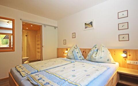 Werner: Bedroom, Bed, Bed Sheet, Furniture, Room, Property, Mattress, Bedding, Floor, Bed Frame