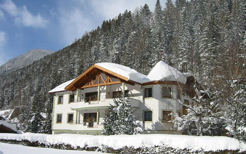 Pettneu am Arlberg 250: Sky, Cloud, Snow, Building, Window, Plant, Mountain, House, Slope, Tree