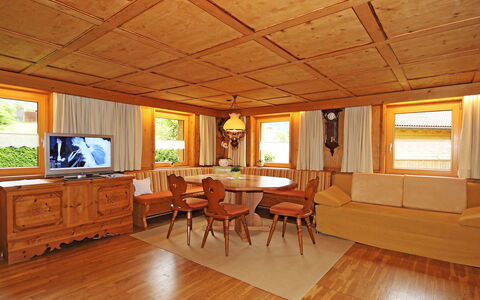 Josefine: Wood Flooring, Room, Hardwood, Property, Building, Floor, Furniture, Ceiling, Interior Design, Wood