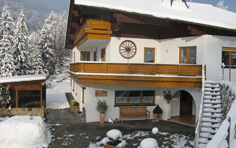 Trummer: Snow, Building, Sky, Property, Window, White, House, Cottage, Freezing, Slope