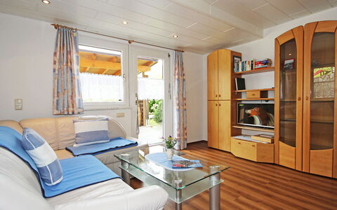 Trummer: Room, Furniture, Property, Interior Design, Building, Living Room, House, Floor, Ceiling, Bedroom