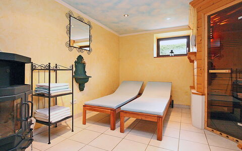 Bergerlodge: Furniture, Property, Picture Frame, Building, Wood, Comfort, Interior Design, Living Room, Flooring, Lamp