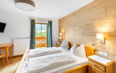Bergerlodge: Furniture, Property, Comfort, Wood, Textile, Building, Architecture, Shade, Floor