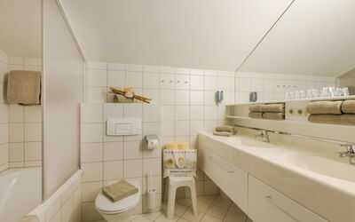 Klassik 200.3: Mirror, Property, Tap, Sink, Plumbing Fixture, Bathroom, Building, Interior Design, Architecture, Floor