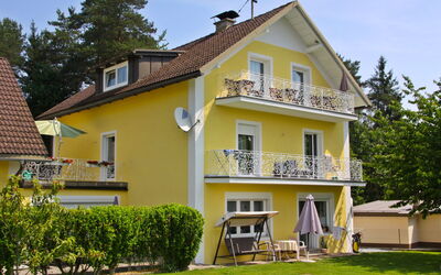 Velden am Wörthersee 700: Plant, Sky, Building, Property, Window, Tree, House, Land Lot, Architecture, Grass