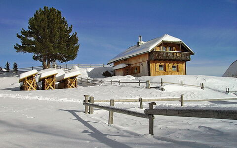 Weissmann: Sky, Building, Snow, House, Slope, Cloud, Tree, Freezing, Cottage, Landscape