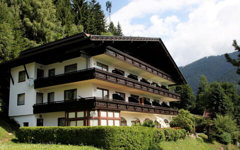 Edelweiss: Plant, Sky, Cloud, Building, Window, Tree, Land Lot, Grass, House, Urban Design