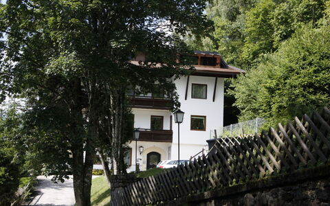 Edelweiss: Plant, Building, Window, Tree, House, Vegetation, Neighbourhood, Fence, Grass, Cottage