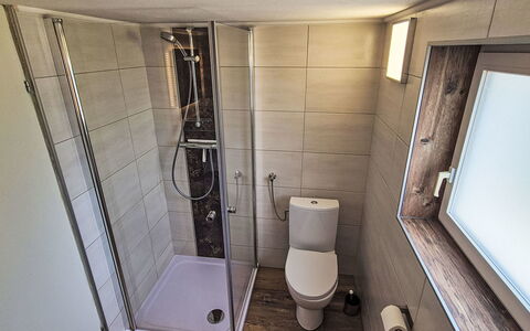 Wassertheureralm: Flooring, Floor, Plumbing Fixture, Bathroom, Toilet Seat, Toilet, Plumbing, Room, Tile