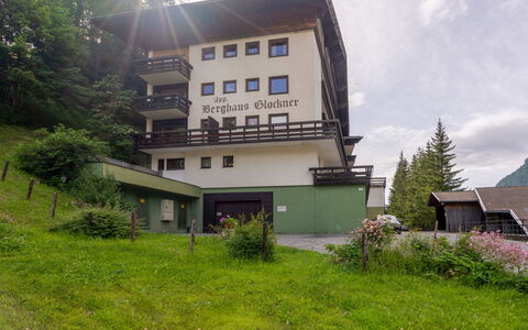 Heiligenblut 10: Plant, Cloud, Sky, Building, Window, Property, Tree, Natural Landscape, Land Lot, House