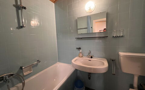 Heiligenblut 10: Brown, Mirror, Tap, Plumbing Fixture, Sink, Property, Bathroom Sink, Bathroom, Purple, Interior Design