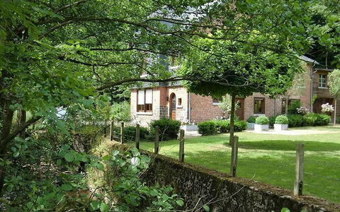 La Rochette: House, Property, Green, Tree, Architecture, Building, Home, Grass, Cottage, Estate