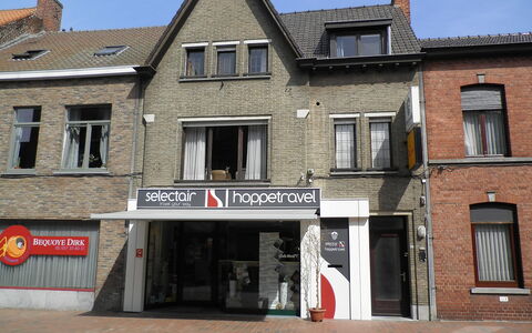 Poperinge: Window, Sky, Building, Door, Facade, Roof, House, Cottage, City