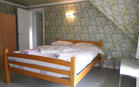 Poperinge: Bed, Bedroom, Furniture, Room, Bed Frame, Property, Wall, Interior Design, Bed Sheet, Mattress