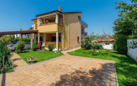 Umag Finida 140: Sky, Plant, Building, Daytime, Property, Window, Tree, Architecture, Urban Design, Leisure