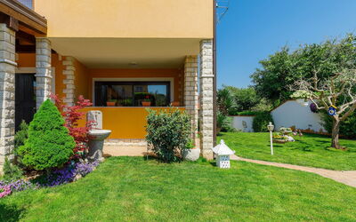 Tiziana 140.3: Sky, Plant, Building, Daytime, Property, Window, Tree, Architecture, Urban Design, Leisure