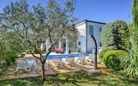 Umag Zambratija 425: Plant, Sky, Building, Window, Tree, Land Lot, Grass, House, Urban Design, Facade
