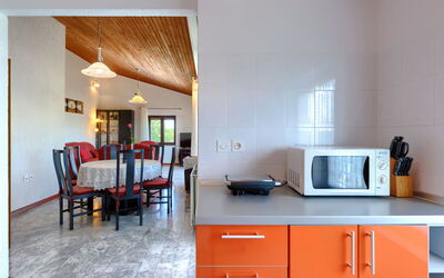 Accommodation:&nbsp;Ana 600.2