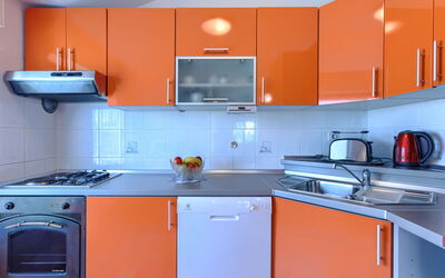 Accommodation:&nbsp;Ana 600.2