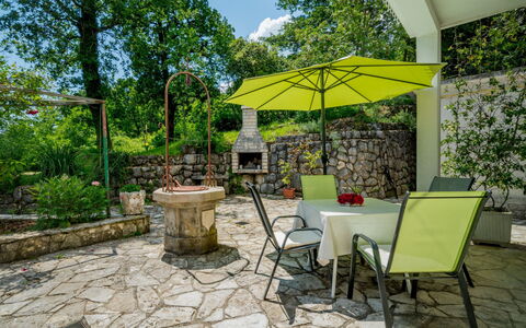 Emil: Property, Real Estate, Yard, Backyard, Patio, Building, House, Home, Estate, Garden