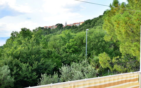Dada: Vegetation, Green, Tree, Real Estate, Plant Community, Hill Station, Plant, Grass, Shrub, House