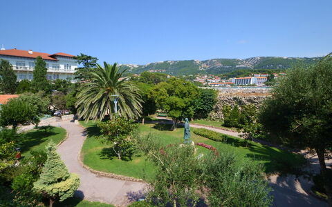 Rab Rab 205: Plant, Sky, Building, Tree, Natural Landscape, Land Lot, Urban Design, Grass, Arecales, Residential Area