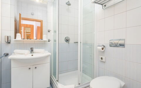 Rab Kampor 620: Bathroom, Property, Room, Plumbing Fixture, Interior Design, Real Estate, Bathroom Accessory, Tap, Architecture, Building